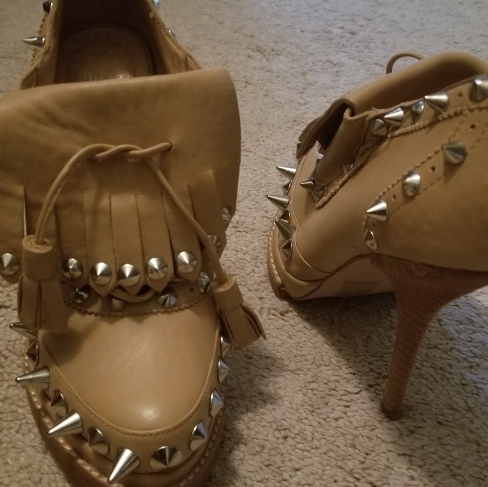 Shoes - Picture 2 of 7